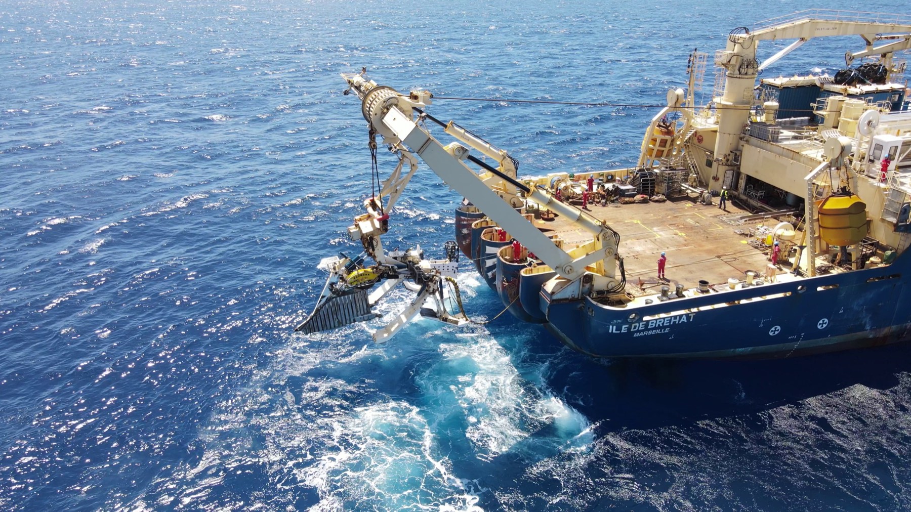 Câblier Île de Bréhat en opération de réparation