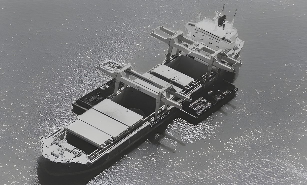Transbordement de vrac entre deux navires en pleine mer