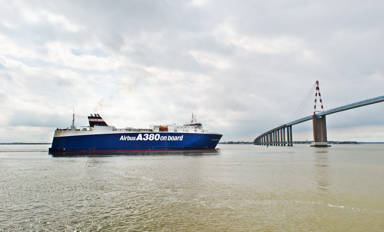 Navire roulier « Airbus A380 on board » devant le pont de Saint-Nazaire