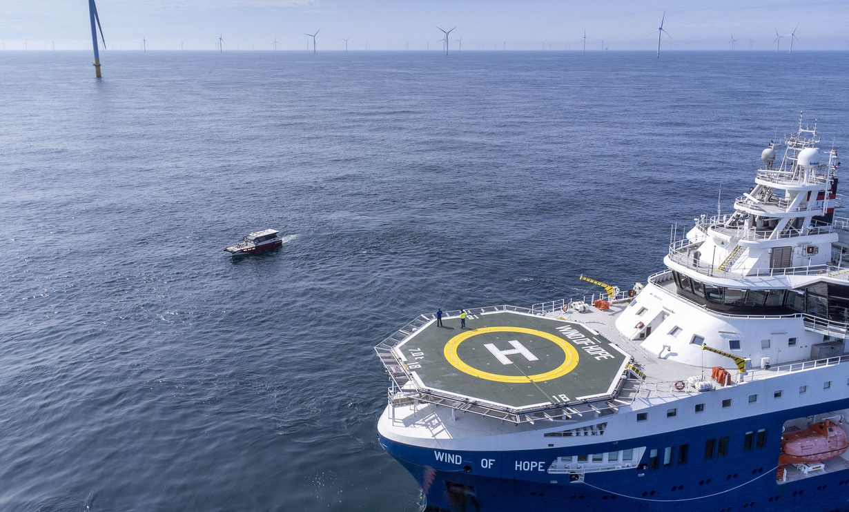 Le Wind of Hope en opération sur un parc éolien en mer