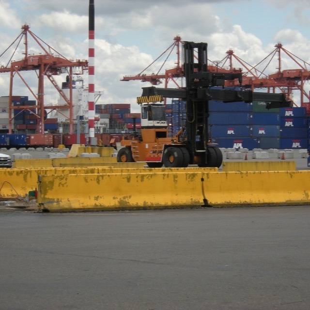 Reach stacker manutentionnant des conteneurs sur un terminal portuaire